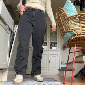 Pösiga gråa raka jeans från collusion - Raka gråa pösiga  jeans köpa på ASOS, storleken är 32x32 tror jag men passar mindre beroende på hur man vill att de ska sitta, tror de ska vara högmidjade men snyggare lågmidjade🖤 oanvända 