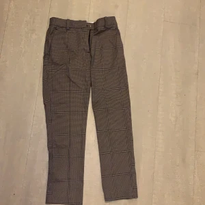rutiga kostymbyxor - Säljer mina rutiga kostymbyxor från h&m. dom är för små för mig. Använda max 3 gånger. Pris: 20kr