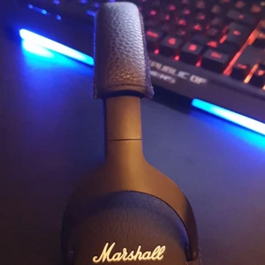 Marshall hörlurar  - Jag säljer mina nästan oanvänd hörlurar. Köptes för 1500 och jag säljer de för 800.