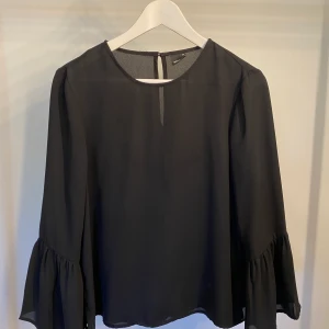 Svart blus med utsvängd volang ärm - Knappt använd! Från Gina Tricot 