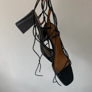 & other stories klackar - Perfekta klackar från & other stories, orginalpris 900. 6 cm klack och superbekväma att gå i. Äkta läder. Använda 2 gånger så lite slitningar under skorna men annars som nya. 