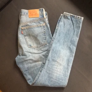 Levis jeans 501 - Klassiska Levis jeans med slitningar. Använda 1 gång pga för små i midjan, därav lite vindsdoft.. men går bort efter en tvätt! 