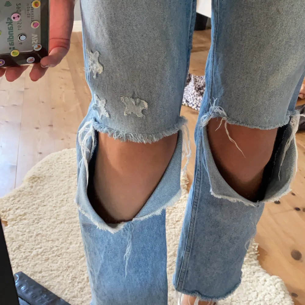 Svincoola monki jeans med hål och stjärnor✨✨✨Säljer då dem en används längre💓⚡️🥺Kan gå ner i pris om du är snabb. Jeans & Byxor.
