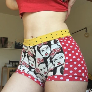 Frida Kahlo shorts/kalsonger - Supersköna shorts(som nog också kan användas som trosor/kallingar) med Frida Kahlo tryck, jag tror dom kommer från ett konstmuseum eller konstbutik i Danmark, iallafall väldigt sköna men dom passar tyvärr inte riktigt till några av mina outfits. Endast testad