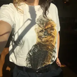 Supersöt t-shirt med chewbacca tryck från dedicated använd ett fåtal gånger så så gott som ny 🐻 fraktkostnad: 44 kr men kan även mötas upp i stockholm