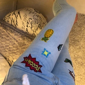 Jeans med stickers  - Asballa jeans med stickets, aldrig använda. 