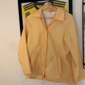 Oanvänd Vintagejacka Beyond Retro - Helt oanvänd vintagejacka från Beyond Retro. Prislappen sitter kvar. Köpt för 260, säljer för 100!! Storlek M men liten i storlek så passar även S.