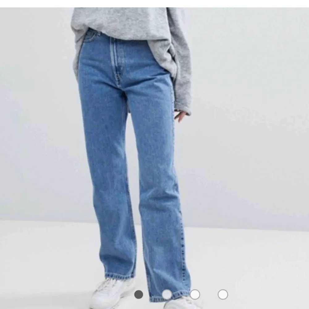 Weekday jeans i modellen row i färgen sky blue. Frakt är inkluderad i priset✨. Jeans & Byxor.