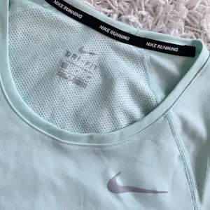 Jättefin tränings t-shirt från Nike, passar XS-S! Lite använd 👼🏼 Köparen står för frakten. 