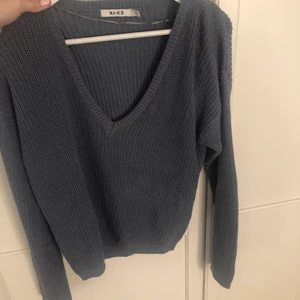 V ringad stickad tröja  - Jätte fin stickad tröja från Nakd i denna blå/grå unika färg. Tröjan har väldigt bra kvalite och är inte alls använd mycket. Slutsåld på hemsidan. 80 kr + frakt 💕