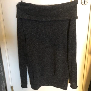 Stickad offshoulder S - Grå finstickad offshoulder tröja. Fint skick. 