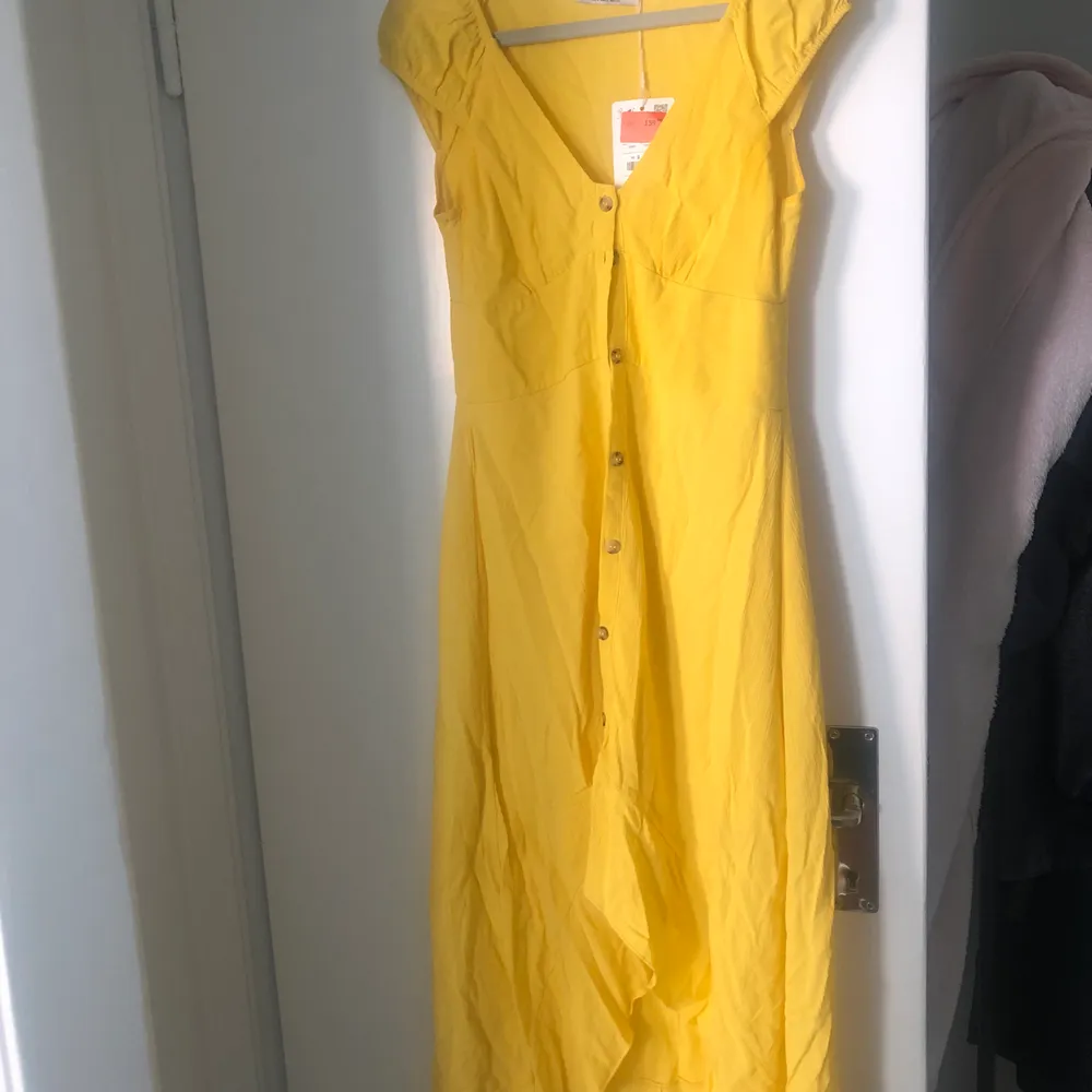 Aldrig använd gul klänning ifrån pull & bear, säljer pga för liten. Klänningar.