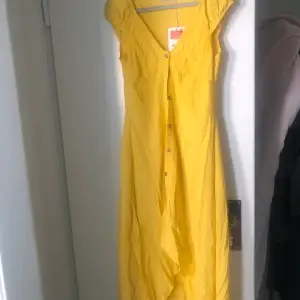 Aldrig använd gul klänning ifrån pull & bear, säljer pga för liten