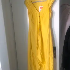 Aldrig använd gul klänning ifrån pull & bear, säljer pga för liten