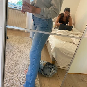 raka jeans  - Skit snygga raka jeans, säljs pågrund utav att dom är lite stora för mig . Köparen står för frakt ansvarar ej för postens slarv.
