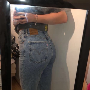 Levis Ribcage jeans  - Jeans från Levis i en momjeans modell! Superfina, aldrig använt då jag har två exakt likadana..💞 frakt tillkommer! Pris kan diskuteras vid snabb affär 💕 nypris: 1200.          Storlek 29 i midjan men passar 27/28 också skulle jag säga! 
