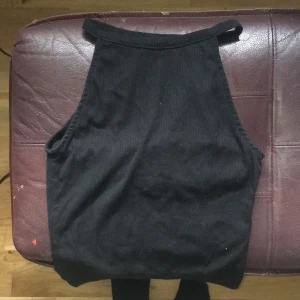 linne  - svart ribbstickat linne