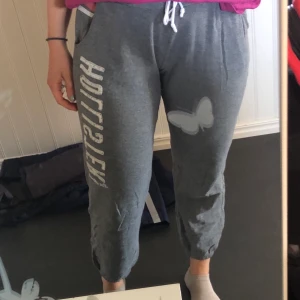 Hollister mjukisbyxor  - Mjukisbyxor från Hollister storlek M. Jag tycker att det är för korta för mig, jag är 1,68. Jag har tagit bort lappen inuti byxorna. Möts upp eller fraktar (55kr)😊