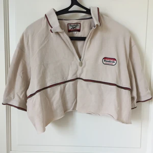 Reebok pikétröja storlek L  - Thrifted Reebok pikétröja storlek L men passar även någon som har storlek S/XS. Möts upp i Stockholm och tar bara emot kontanter😊💕