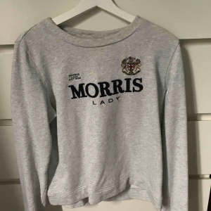  - Tröja från Morris, fint skick dock en liten fläck precis över Morris texten.