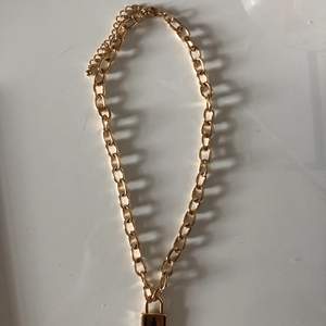 Säljer detta halsband ifrån H&M. Aldrig använd. Den är i bra skick. ✨✨