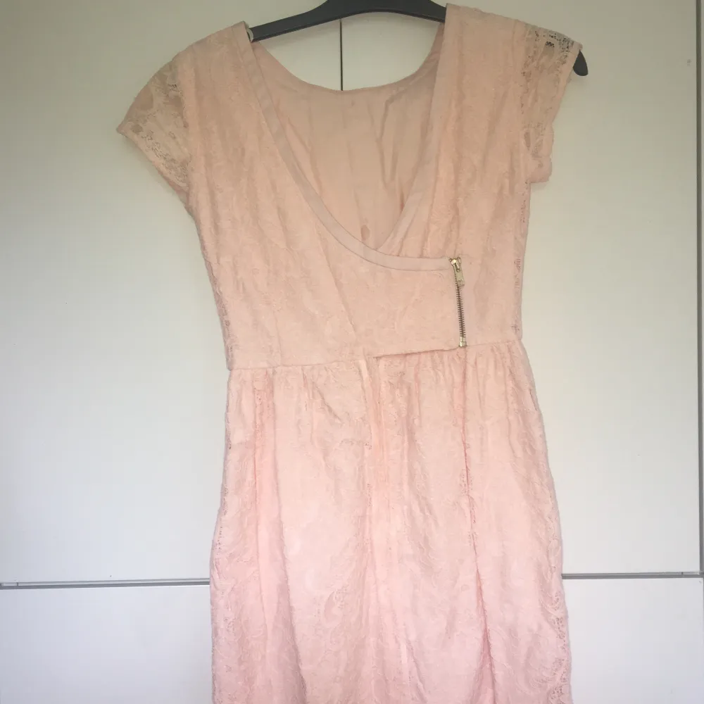 Storlek 36 nästan aldrig använd. Köpt från H&M. . Mekot.