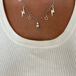 Silver halsband - Coolt halsband för endast 95kr. Frakt tillkommer på 15kr