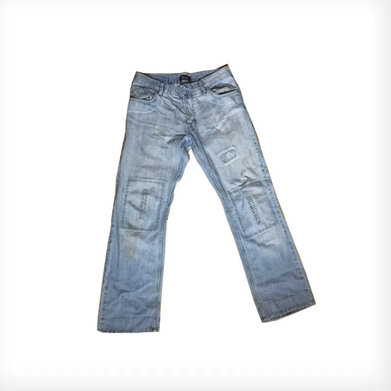 Ett par feta jeans med massor av detaljer! Byxan är lite bootcut.  Pris kan diskuteras. Jag fraktar över hela Sverige där köpare står för fraktkostnad. Betalning sker via Swish! . Jeans & Byxor.