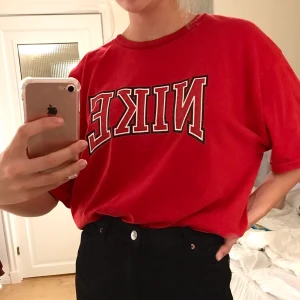 Vintage Nike t-shirt - En as cool vintage Nike t-shirt köpt här på plick. Jag har bara testat den. Frakten kostar 63kr❤️❤️❤️HÖGSTA BUD 315kr+frakt. Budgivningen avslutas idag (Fredag) kl 12.00!!!