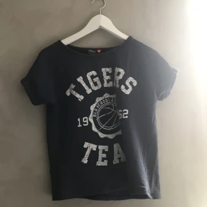 R-shirt från Only  - Denna tröjan är i ”handduksmaterial” och sitter som en Xs-S, jag på bilden har storlek M och därför ger jag inte den rätta bilden av hur tröjan ska se ut på. Den är använd fåtal gånger. 