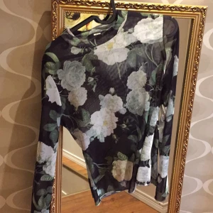 Bikbok - Aldrig använt denna vackra topp från bikbok så den är i nyskick. Den är tyvärr lite stor för mig men annars är den super vacker. Mesh topp/ blus. 65 kr eller högsta bud. :)