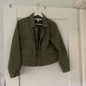Cropped jeansjacka - Denna jackan klassas som sommar eller vår jacka. Jackan är i fullt sick, har knappt använt denna jacka💗 en cropped jeansjacka i färgen militärgrön med rustika knappar, jeansjackan är köpt från zalando och storleken på jeansjackan är 38💗