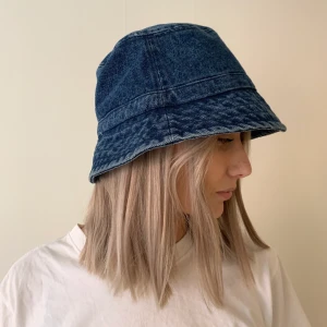 Buckethat i jeanstyg stl M - En söt buckethat från Monki i storlek M