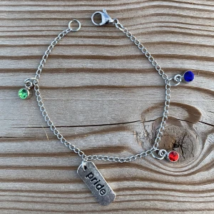 Charity Chains ”LOVE WINS” - Vid köp av ett av våra ”LOVE WINS” armband går 15% till RFSL. Frakten ligger på 11kr. Vi finns på instagram (@charity.chains) och kan även kontaktas via mail (charitychain.info@gmail.com) ❤️🧡💛💚💙💜