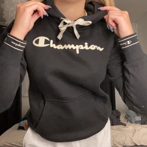 Champion hoddie - Champion hoddie svart ❤️ skit cool 😎 har knappt använt den så den är som ny🥰frakt betalt du 📦