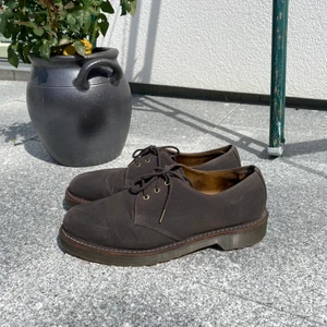 Dr. Martens, vaxad brun cancan. EU41/UK7 - Låga Docs i vaxad brun canvas med läderdetaljer. Mycket bra skick, knappt använda!! 