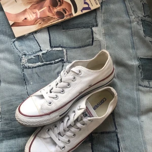 Converse allstar låga - Använda endast ett fåtal gånger. Säljer dem för att jag inte får någon användning av dem längre. Tvättar dem innan dem skickas såklart (så de blir ännu vitare). Inga skador finns. Ordinarie pris 699kr. Frakt 80kr!