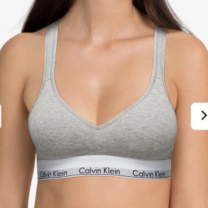 Calvin Klein bh - Säljer min Calvin Klein bh i grått då den tyvärr har blivit för liten. Den är nästan som ny och har inga fel. En liten push-up finns i kupan och banden är korsade i ryggen. (Första två bilderna är tagna från nätet) Frakt tillkommer!