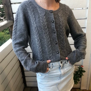 Skön kofta - Superskön kofta med knappar🤩 | Den är i storlek 40 men kan användas av personer med mindre stoelekar som oversized (jag har till exempel strl. 34) | Fraktkostnad tillkommer💖