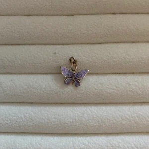 Fin lila berlock!  - Lila berlock till halsband formad som en fjäril