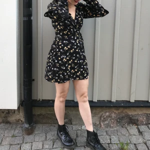 Blommig klänning - Säljer denna superfina blommiga klänning från Asos 🍓 Knappt använd och i fint skick! Fraktar mot kostnad 💓 