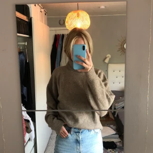 Stickad tröja med polo - Supermysig tröja från H&M. Aldrig använd, nyskick. Köparen står för frakten🌸