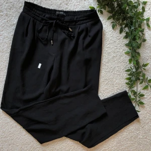 Zara kostymbyxor Small - Bekväma och snygga kostymbyxor från Zara. Säljer pga för små för mig. Materialet är tunnt och luftigt. Frakt inkl i priset😊