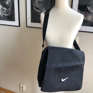 Nike väska  - Nike väska i bra skick. En väska som passar bra till skola och jobb. 