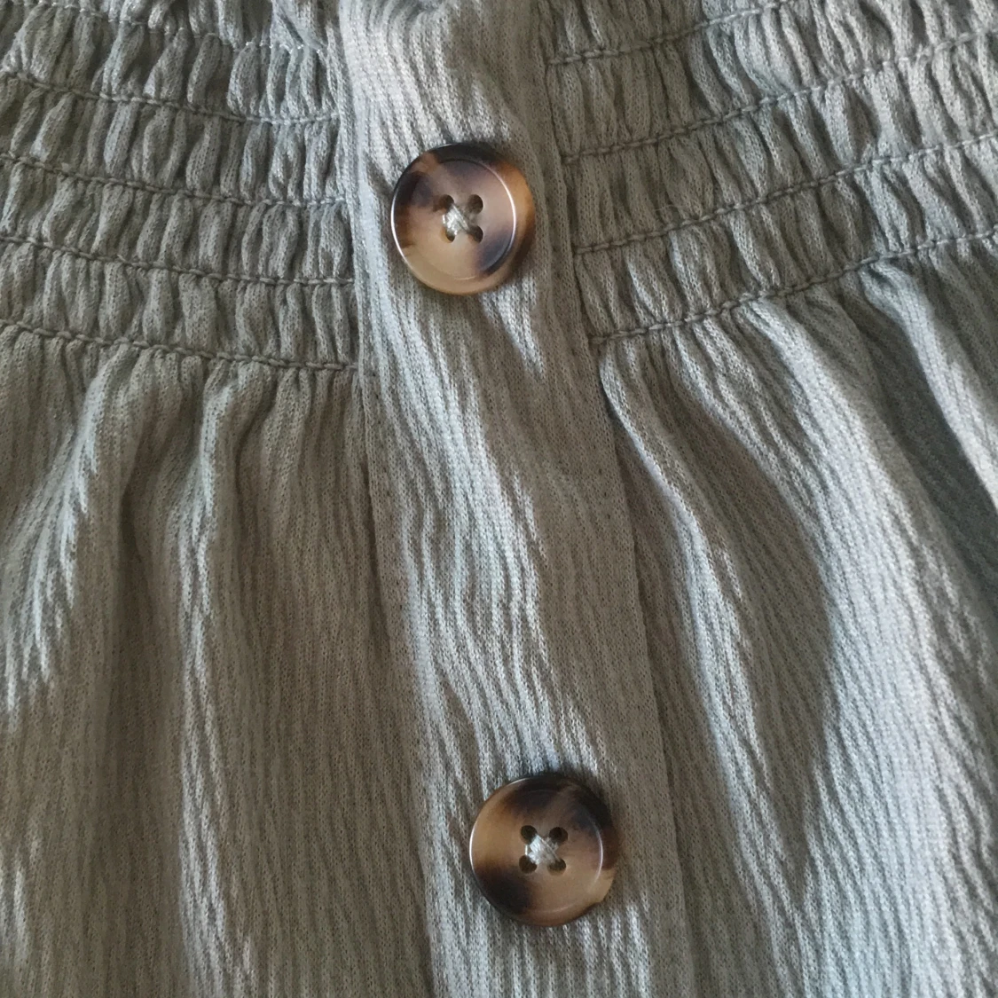 Off-shoulder blus i blågrönt material - 90