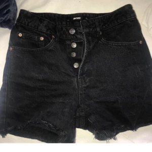 Svarta jeansshorts  - Köpte för liten storlek så bara använd några gånger 💞 bra skick, fraktkostnad tillkommer 💓