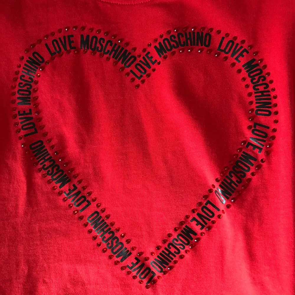 Säljer en röd LOVE MOSCHINO t-shirt i storlek 34. Använt fåtal gånger och i mycket bra skick. 💗. T-shirts.
