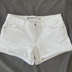 Shorts i storlek 32 - Shorts ifrån Cubus. Nypriset var ca 350 kr och säljer nu för 150 kr. Använd ett fåtal gånger och ser ut som nya. Kan mötas upp eller skicka.