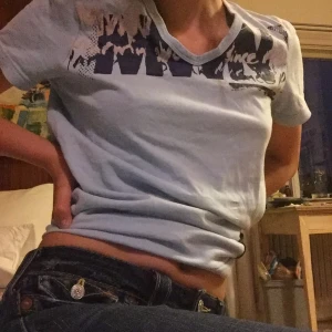 BLÅ 2000s TOPP ☠️ - Den är tröjan köpte jag på en secondhand! I fint skick förutom några  små små hål i en rad på ryggen.(ni ser i bild 2) men inte något som man stör sig på! Om ko var några fler frågor är det bara att kontakta mig! 🌟