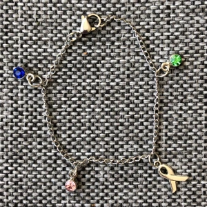 Charity Chains COSTUMMADE - Inte nöjd med designen på våra armband? För 20kr tillägg kan du byta ut stenarna till valfri färg! 15% går fortfarande till den bestämda välgörenheten💚 Kolla gärna in på vår hemsida som finns länkad i profilen på instagram för mer info (@charity.chains)🥳